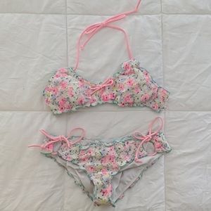 Adorable floral bikini 🌸